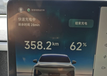 LCC或高速智驾时方向盘晃动是啥意思？需要一直扶着吗？